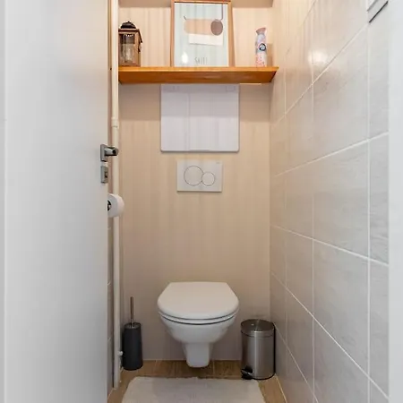 Sunny With Stunning View Apartment *